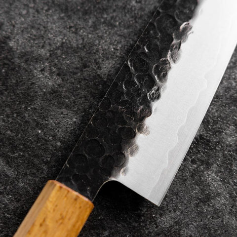 Santoku Edelstahlummantelung AUS-8 Kurouchi Tsuchime Yaki Urushi Griff 170mm